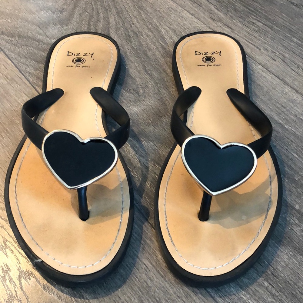 Dizzy flip flop style sandal with heart decal Sz 8